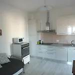 Golden River Apartman *